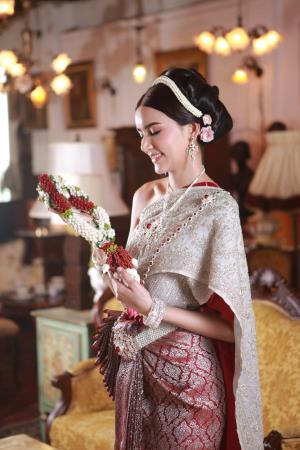 ชุดไทยเจ้าสาว ชุดไทยจักรพรรดิ์ เช่าที่แบมบี้ เวดดิ้ง ห้วยขวาง
